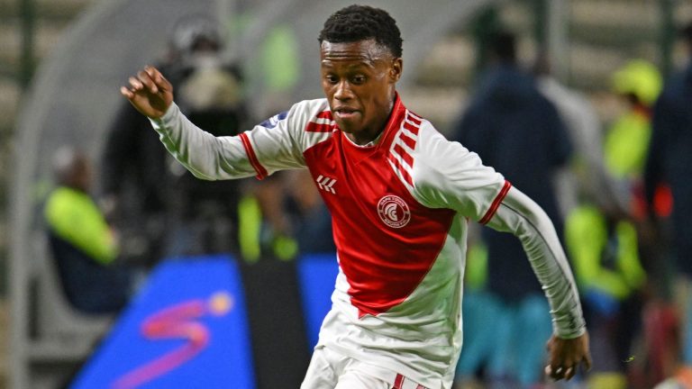 Stingy Kaizer Chiefs told to flex financial muscles on Asanele Velebayi – ‘They should increase the offer and get him’