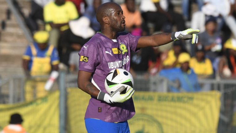 'Denis Onyango is old now, Mosa Lebusa should take over. He is better than all Kaiser Chiefs goalkeepers. They should do this against Orlando Pirates and see what will happen' – Fans