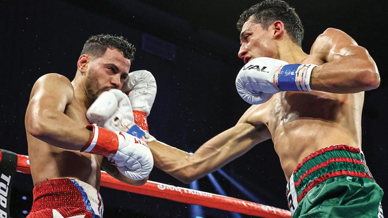 Rafael Espinoza destroys Sergio Chirino in four rounds to retain WBO featherweight title