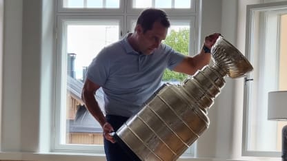 Panthers assistant coach Ruutu does some reading with Stanley Cup