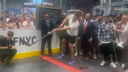 Gronkowski goes lefty, scores, hypes up crowd at Fanatics Fest NYC