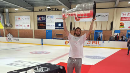 Stenlund celebrates with Stanley Cup in Sweden, where it all began